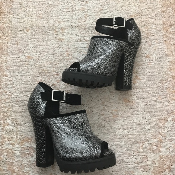Shelly’s London Fish Scale Heels - Picture 2 of 7